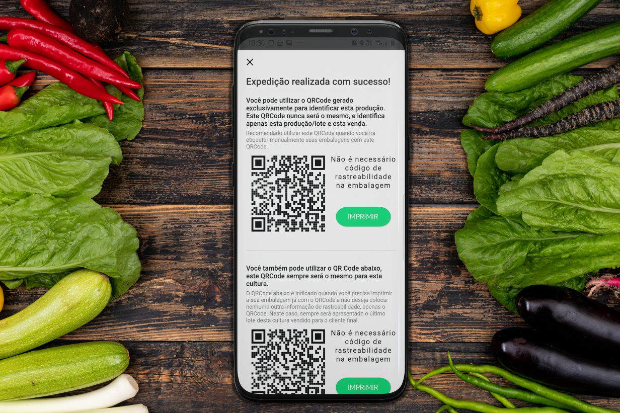 Vegetais com aplicativo de celular hortify apresentando QRCode para uso em alimentos e produtos, atendendo a rastreabilidade alimentar